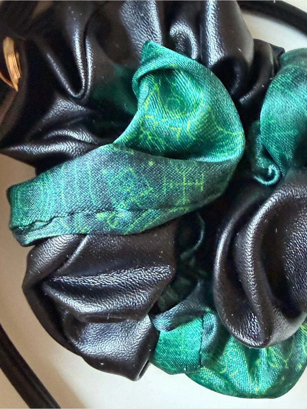Scünci Wicked Elphaba Bow Headband & Scrunchie 2 Pc Gift Set NWT